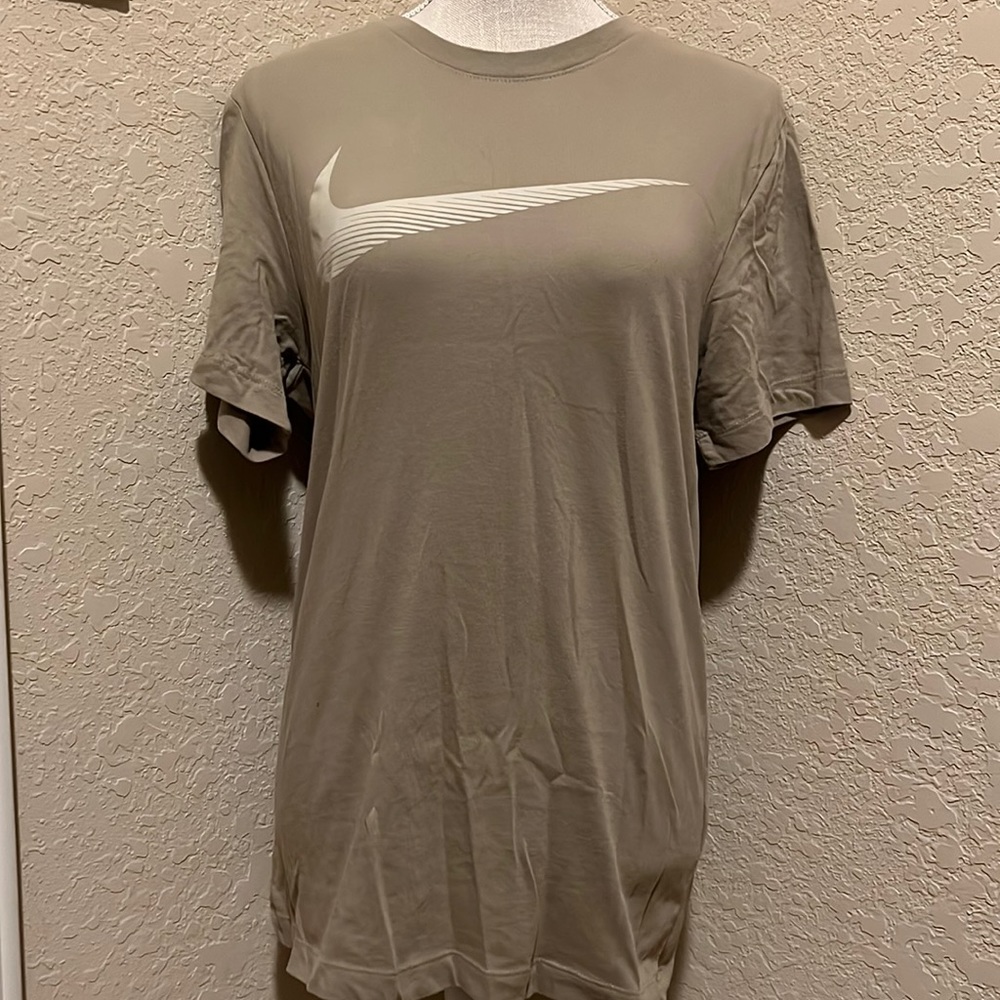 The Nike Tee Size S. Unisex t-shirt.